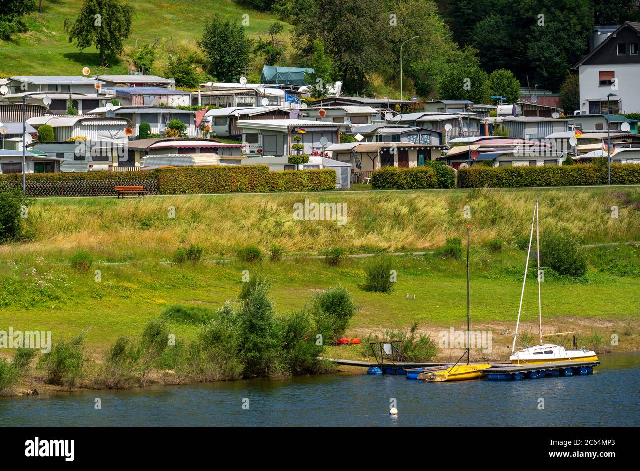 Lago di Rursee, lago artificiale, il villaggio di Woffelsbach, campeggio, camper permanenti, Nationalpark Eifel, NRW, Germania, Foto Stock