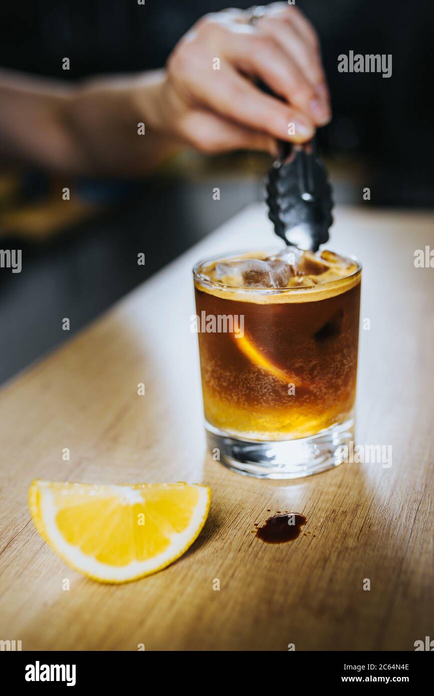 Miscela di caffè nero sciroppo d'arancia frizzante e rosmarino / Iced caffè  americano Iced con succo d'arancia al limone e soda Foto stock - Alamy