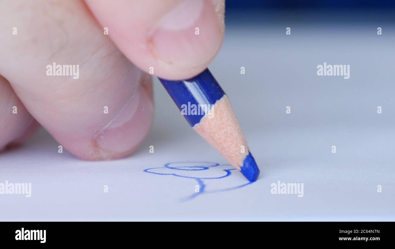 Immagine con una persona disegno con una matita colorata su un pezzo di carta bianco un fiore Foto Stock