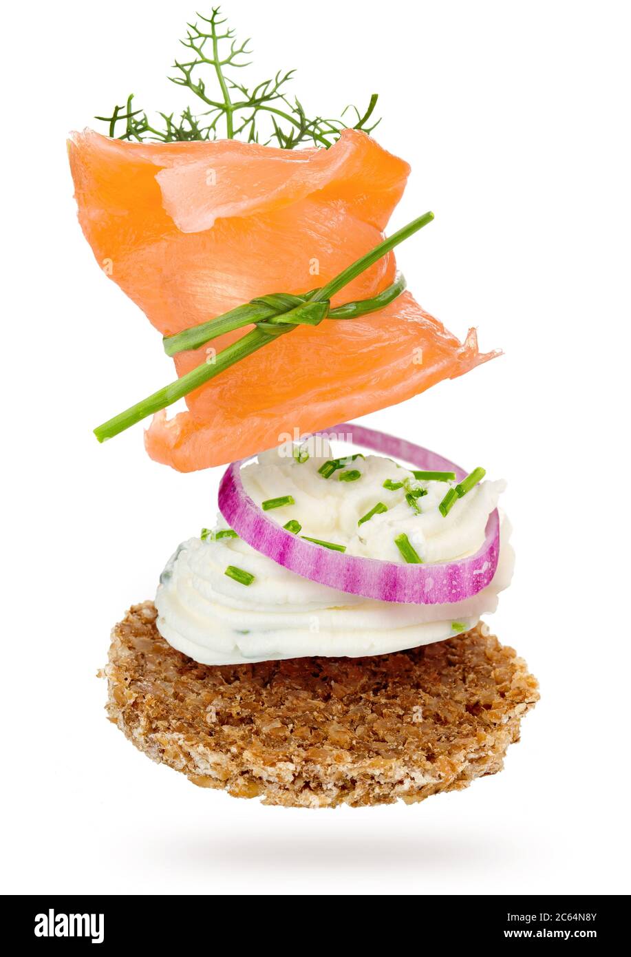 antipasto di salmone affumicato galleggiando su sfondo bianco Foto Stock