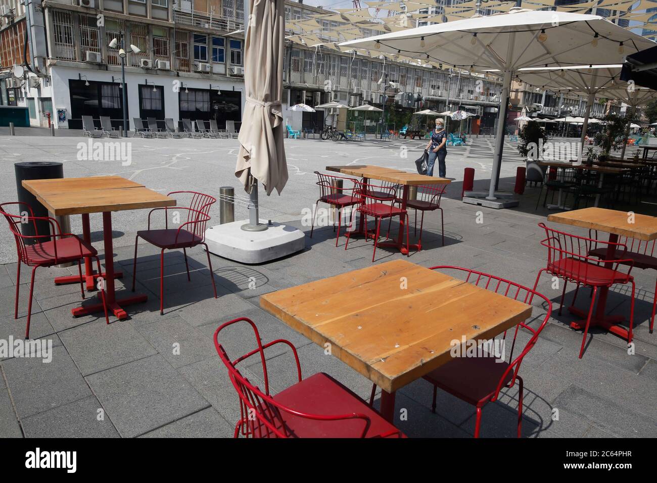 Tel Aviv. 6 luglio 2020. Un ristorante vuoto è visto nella città centrale israeliana di Tel Aviv in mezzo alla pandemia COVID-19 il 6 luglio 2020. Il Ministero della Salute israeliano ha segnalato 791 nuovi casi di coronavirus lunedì, portando il numero totale di infezioni a 30,749. All'inizio della giornata, il governo israeliano ha reimposto diverse restrizioni per combattere la rapida ondata di casi di coronavirus, tra cui la chiusura di palestre, bar, night club e sale eventi. Credit: Gil Cohen Magen/Xinhua/Alamy Live News Foto Stock