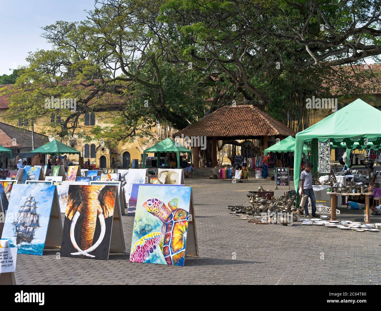dh Court Square GALLE FORT SRI LANKA bancarelle dipinti opere d'arte mercati Sri Lanka Foto Stock