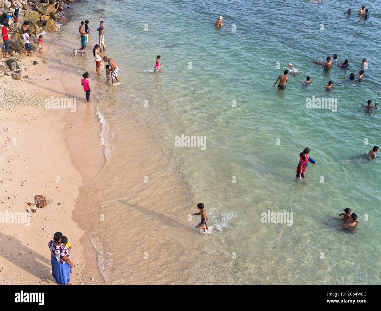 dh Sri Lankan spiagge GALLE FORT SRI LANKA persone su forte spiaggia nuoto Foto Stock