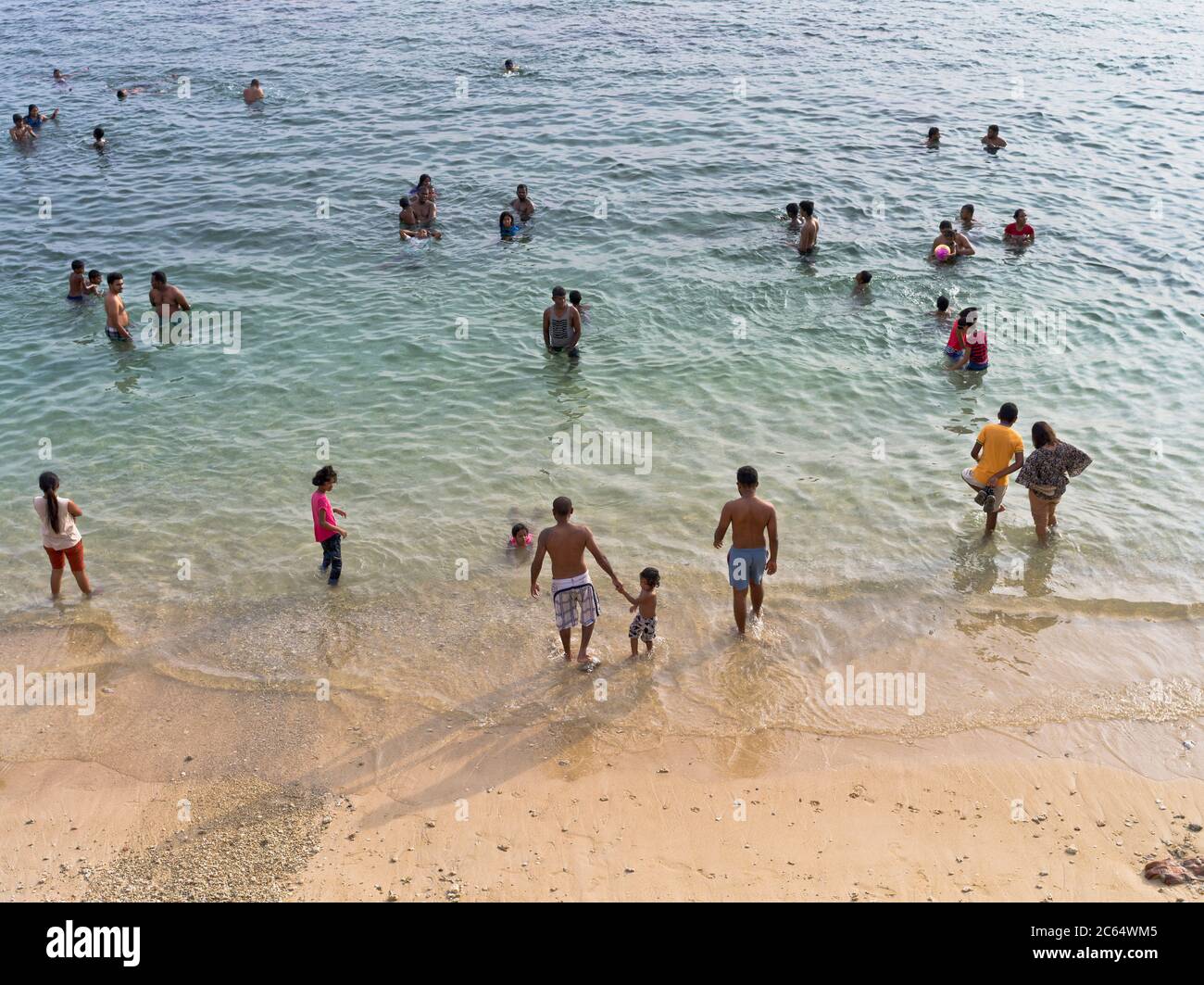 dh Sri Lanka persone sulla spiaggia GALLE FORT SRI LANKA Nuoto forti spiagge sabbiose Foto Stock
