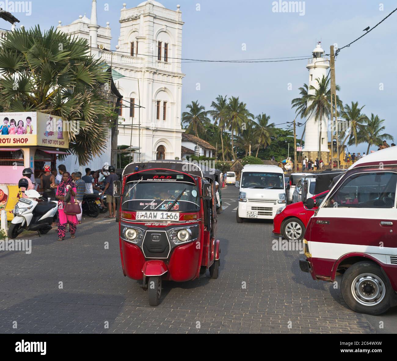 dh Sri lankan Tuk Tuk taxi strada GALLE FORT SRI LANKA scena tuktuk olandese forti rickshaw tuk Foto Stock