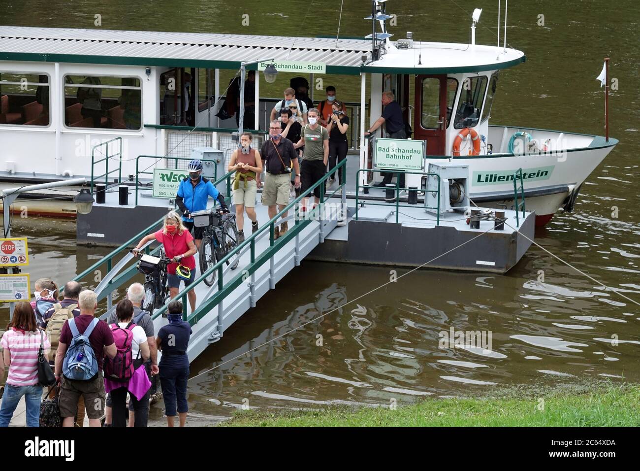Traghetto sul fiume Elba, Bad Schandau, Germania, gente Foto Stock