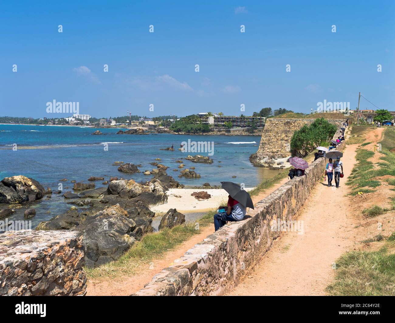 dh Colonial olandese forts bastioni GALLE FORT SRI LANKA Sri Coppie di corteggiamento Lankan camminando parete della fortezza di coppia di persone bastioni Foto Stock