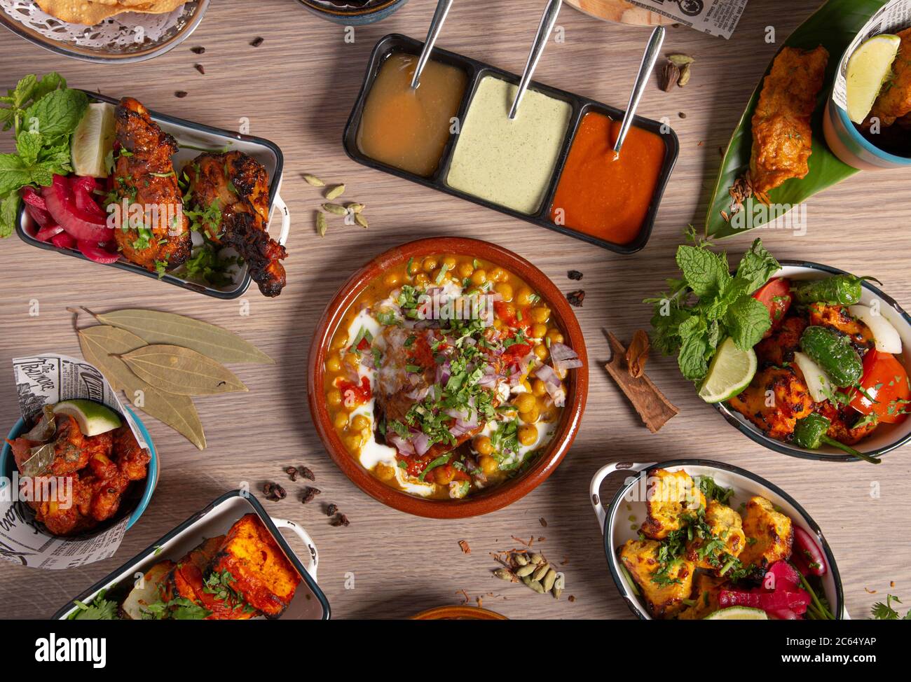 Buffet di piatti Indiani, tavolo da ristorante. Varietà di piatti tipici della cucina indiana Foto Stock