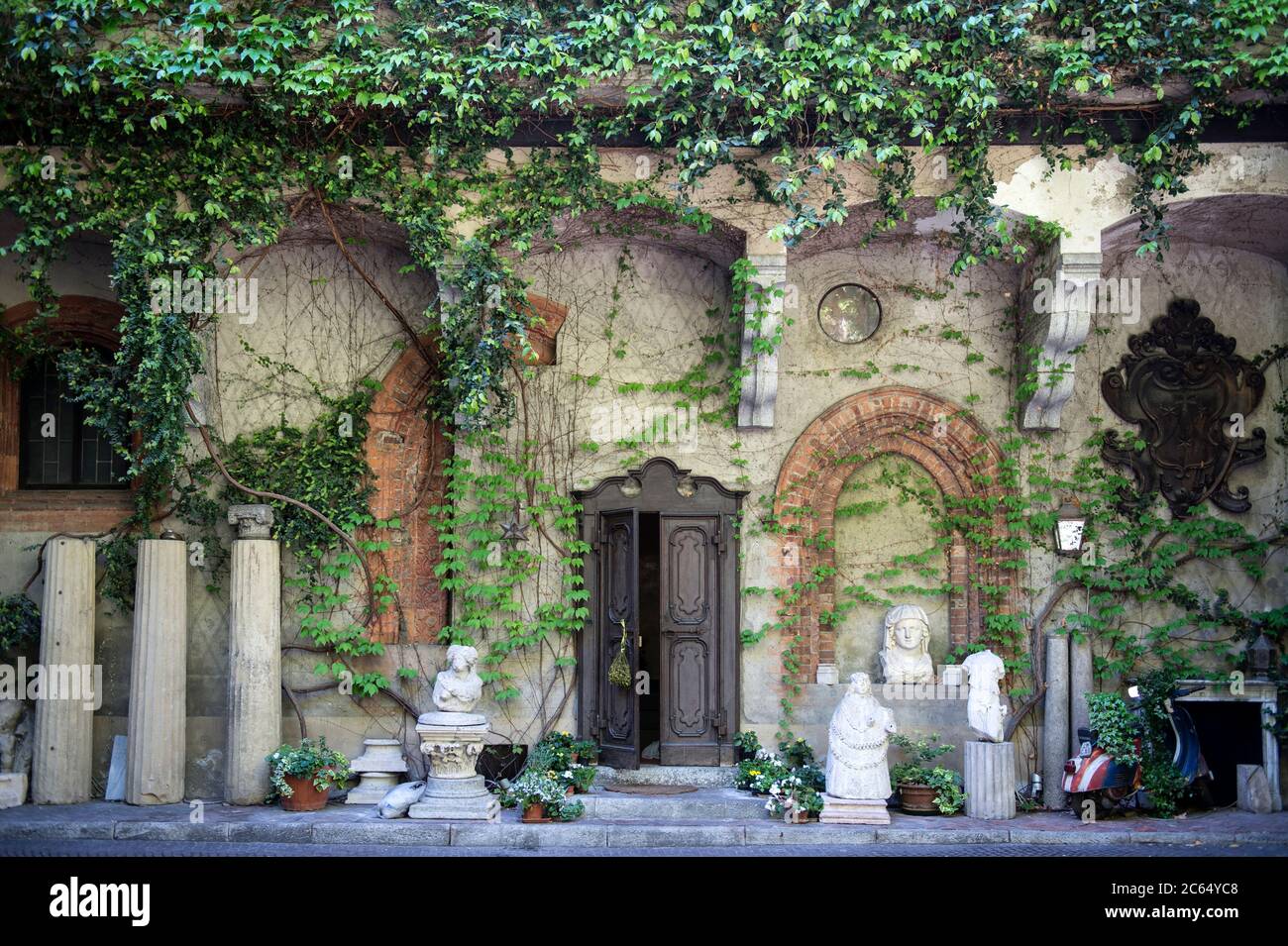 Italia, Lombardia, Milano, dettaglio di Casa degli Atellani Foto Stock