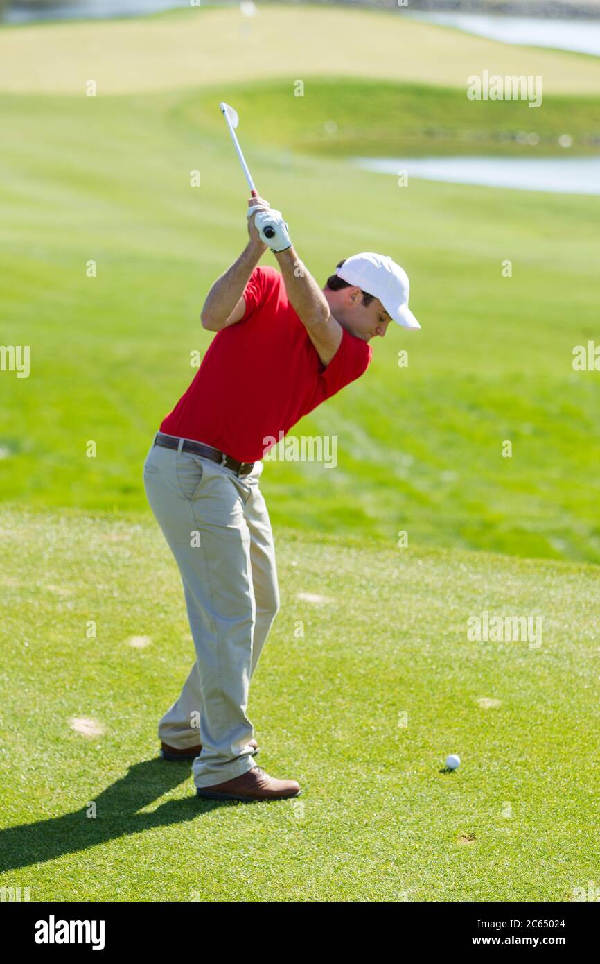 Golfista maschile che si dilata. Foto Stock
