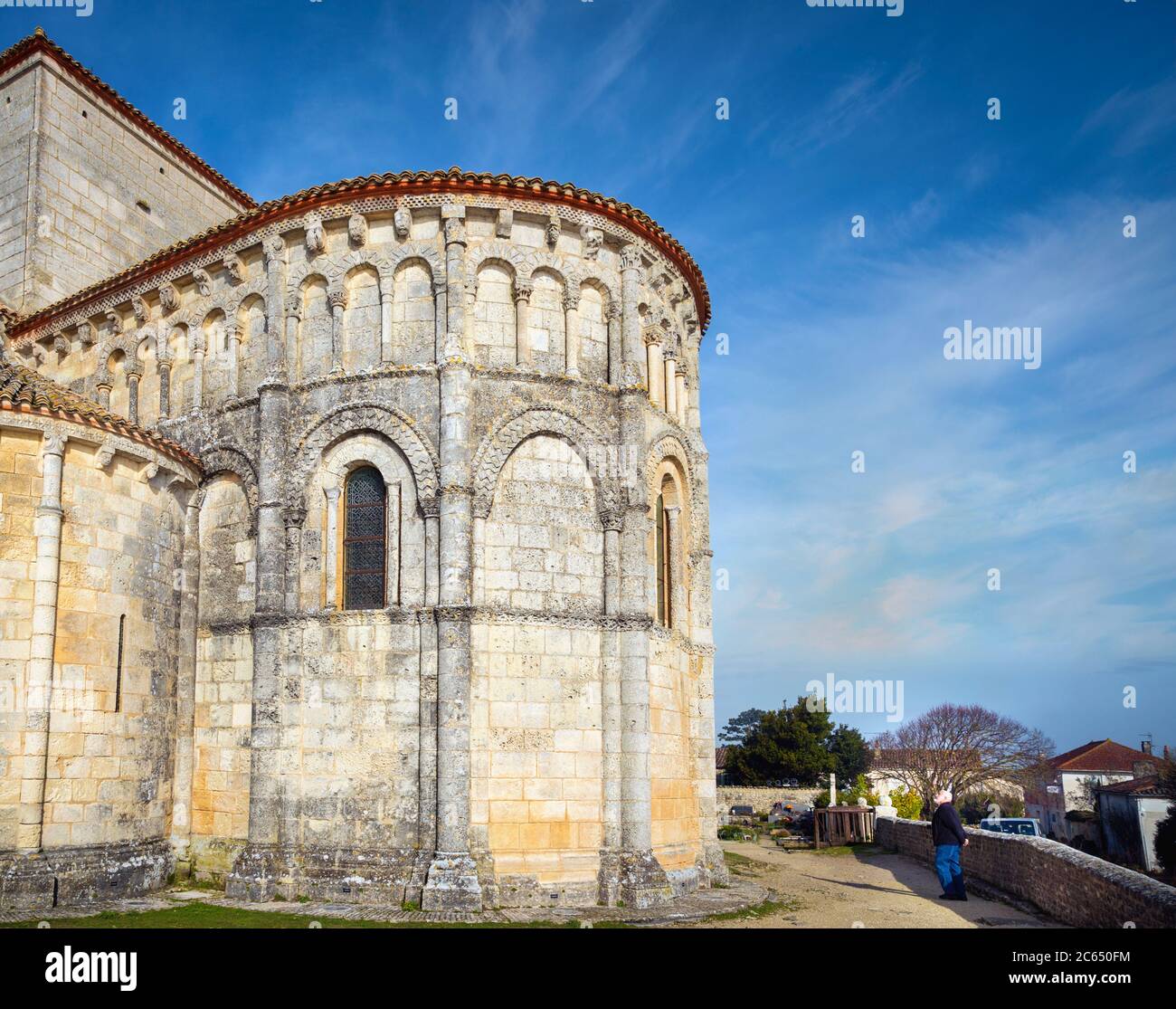 Talmont-sur-Gironde, dipartimento della Charente-Maritime, Poitou-Charentes. Vista esterna dell'abside della chiesa romanica di Sainte-Radegonde, costruito 1094 d.C. Foto Stock