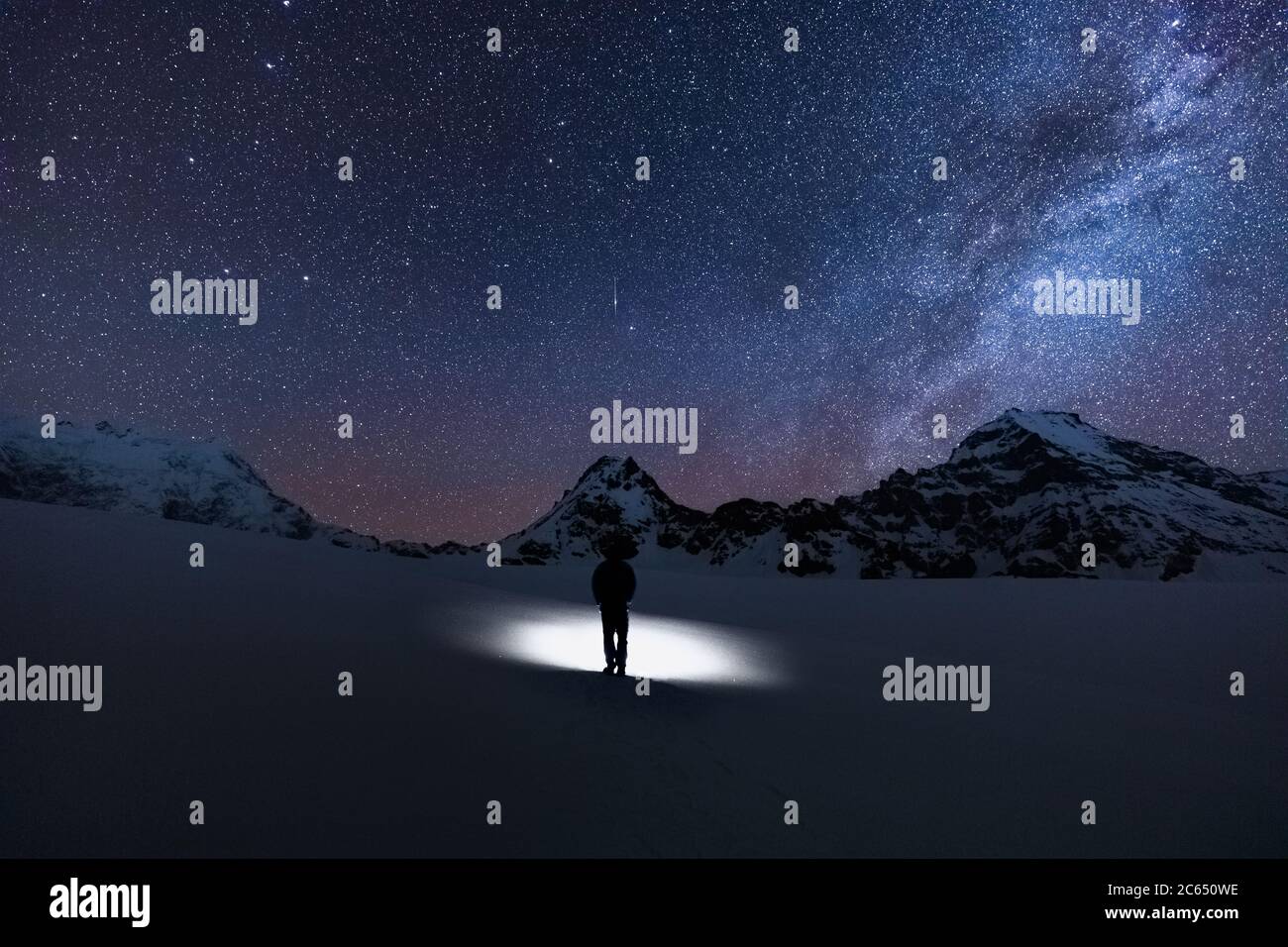 La galassia brillante e lattiginosa della via catturò a tarda notte in una spedizione nell'himalaya Indiano Foto Stock