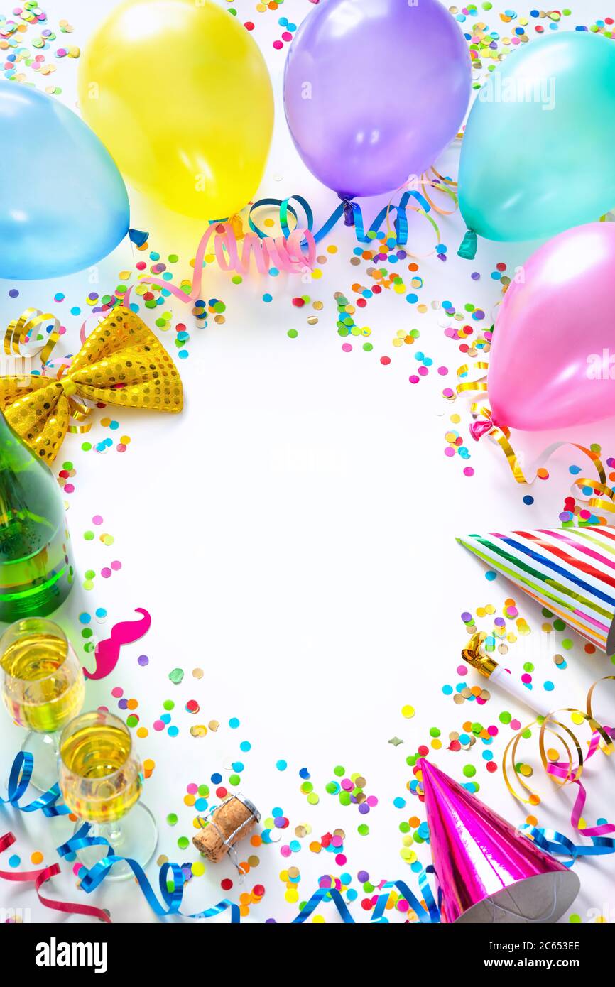 Sfondo per carnevale, compleanno, Capodanno o altre feste con aerostati, streamer, confetti, accessori per feste e un paio di champagne gla Foto Stock
