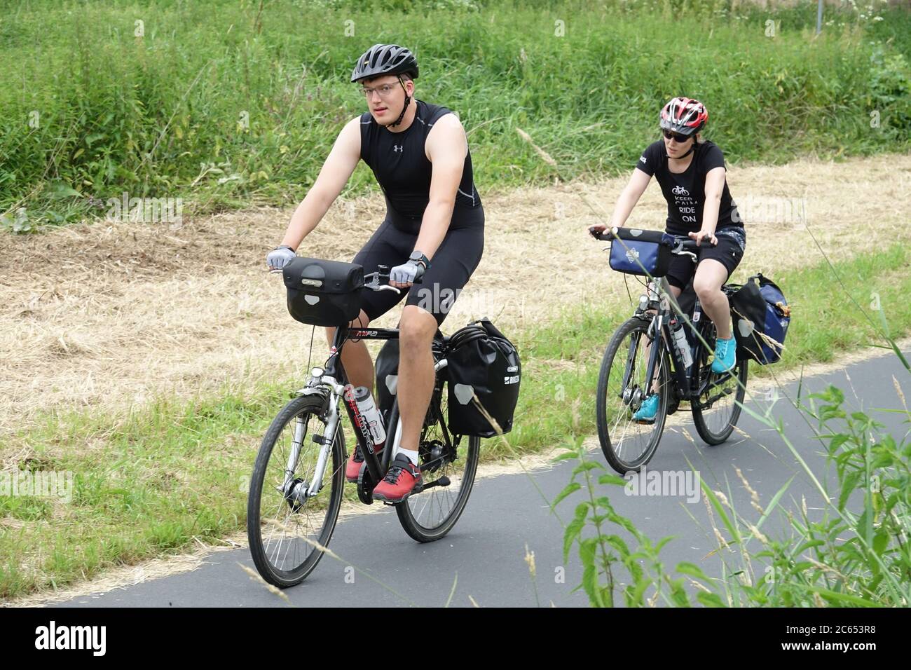 Coppia in bicicletta su un percorso in bicicletta Germania persone in vacanza Foto Stock