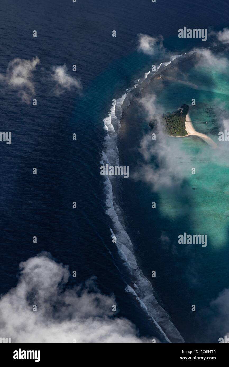 Vista aerea degli atolli Maldiviani le isole dell'oceano con i canti e le acque turchesi belle Foto Stock