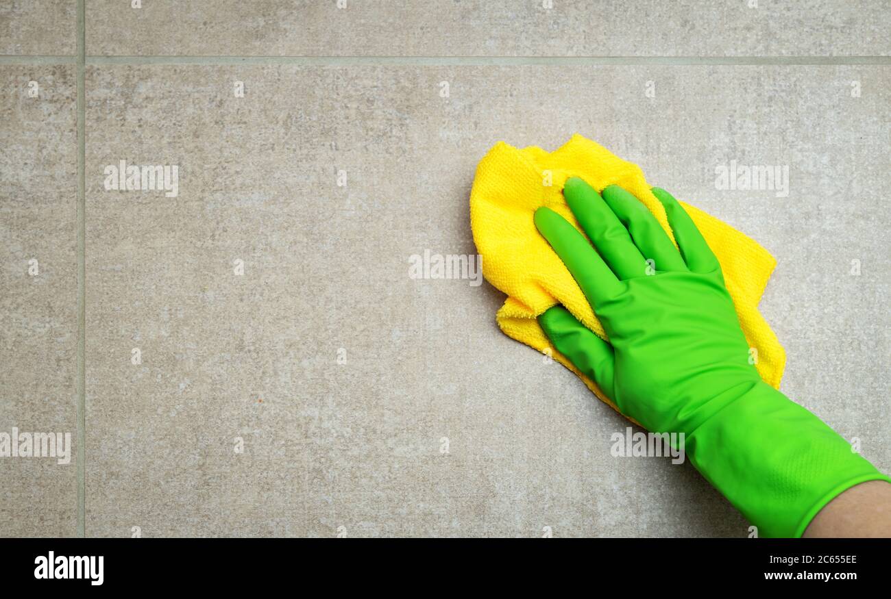 Pulizia delle piastrelle in bagno, colpo di primo piano Foto Stock