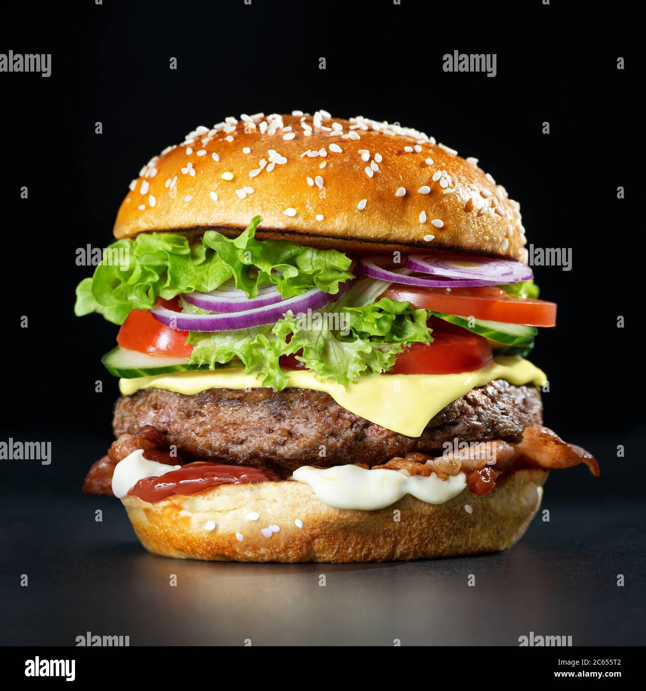 Freschi e saporiti burger su sfondo scuro Foto Stock