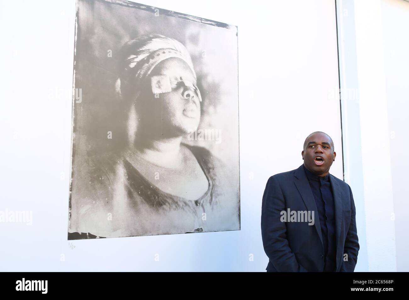 Un nuovo progetto pubblico ar , Breath is Invisible è stato lodato oggi da David Lammy MP a Notting Hill, con un'installazione di opere di Khadija Saye un artista britannico Gambian che tragicamente ha perso la sua vita nel fuoco della Torre di Grenfell nel 2017, Più tardi, questa estate artisti Martyn Ware, zachary Eastwood-Bloom e Joy Gregory presenteranno nuove commissioni che sono state create in collaborazione con la comunità locale. Breath è invisibile è il frutto della patrona e imprenditore Eiesha Bharti Pasricha e curata da Sigrid Kirk. Il progetto è stato lanciato dal Labor MP David Lammy Shadow Segretario di Stato . Foto Stock