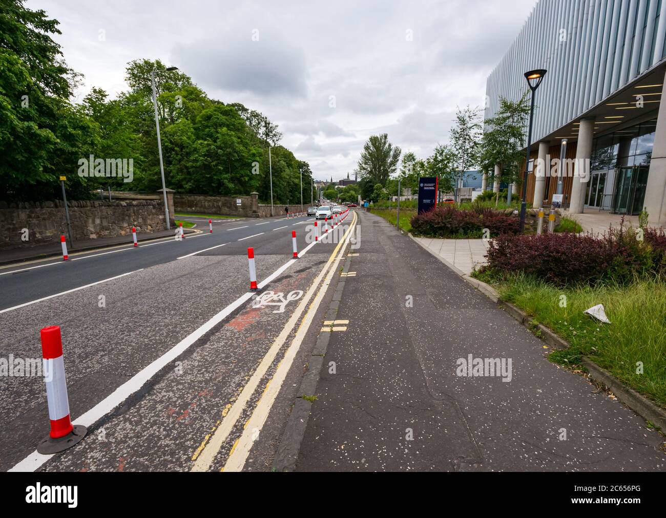 Edimburgo, Scozia, Regno Unito, 7 luglio 2020. Nuove piste ciclabili presso l'ospedale Western General: Il consiglio comunale di Edimburgo ha creato nuove piste ciclabili protette da barriere stradali sulle strade di accesso agli ospedali della città. La politica è quella di incoraggiare sia la sicurezza stradale per i ciclisti, sia le misure di allontanamento sociale a seguito della pandemia per incoraggiare le persone a fare il giro in bicicletta. Le maschere facciali scartate possono essere viste intorno all'ospedale causando un problema di lettiera Foto Stock