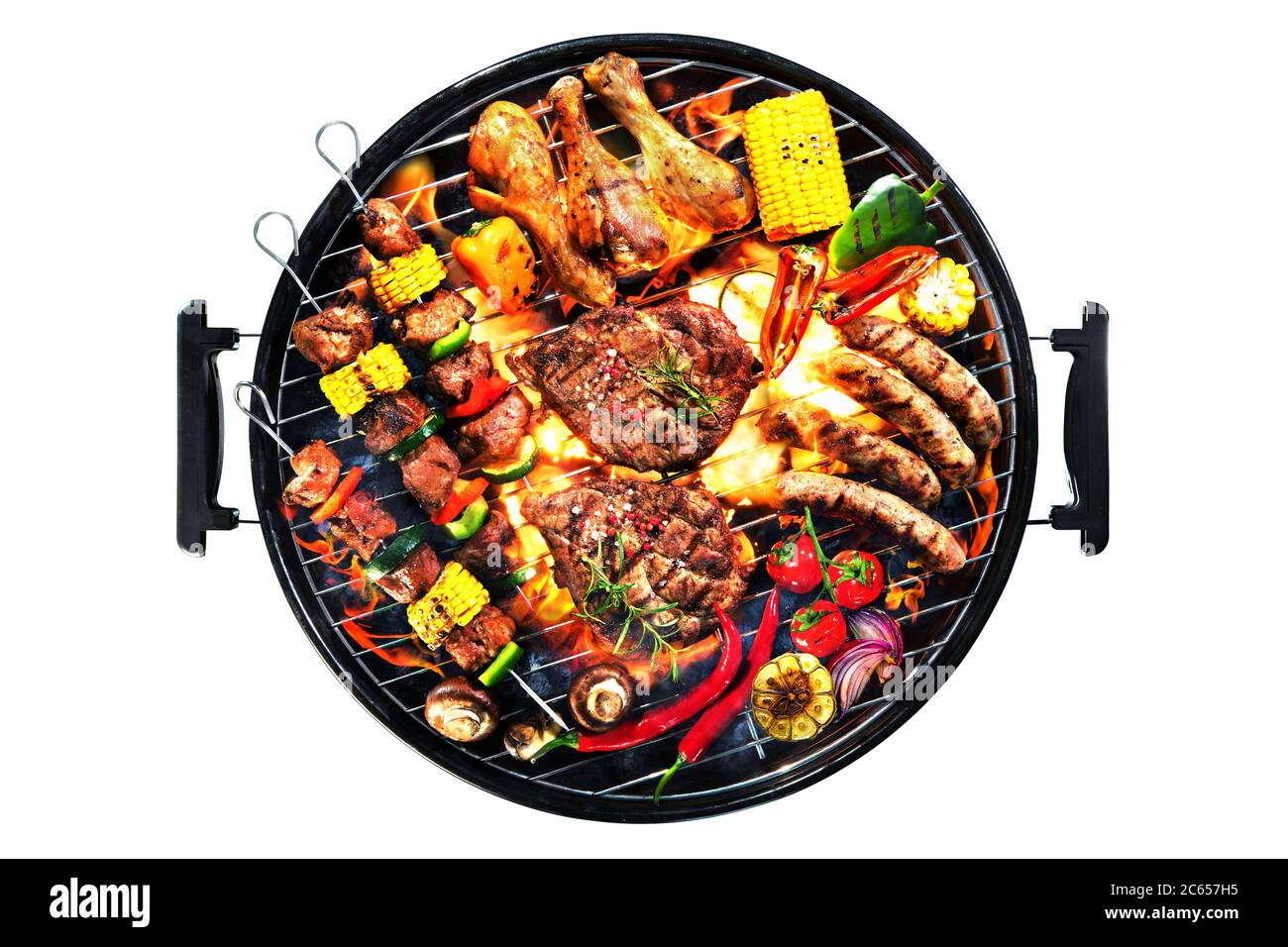 Vista dall'alto di una deliziosa carne alla griglia con verdure assortite, con fumo e fiamme isolate su sfondo bianco Foto Stock
