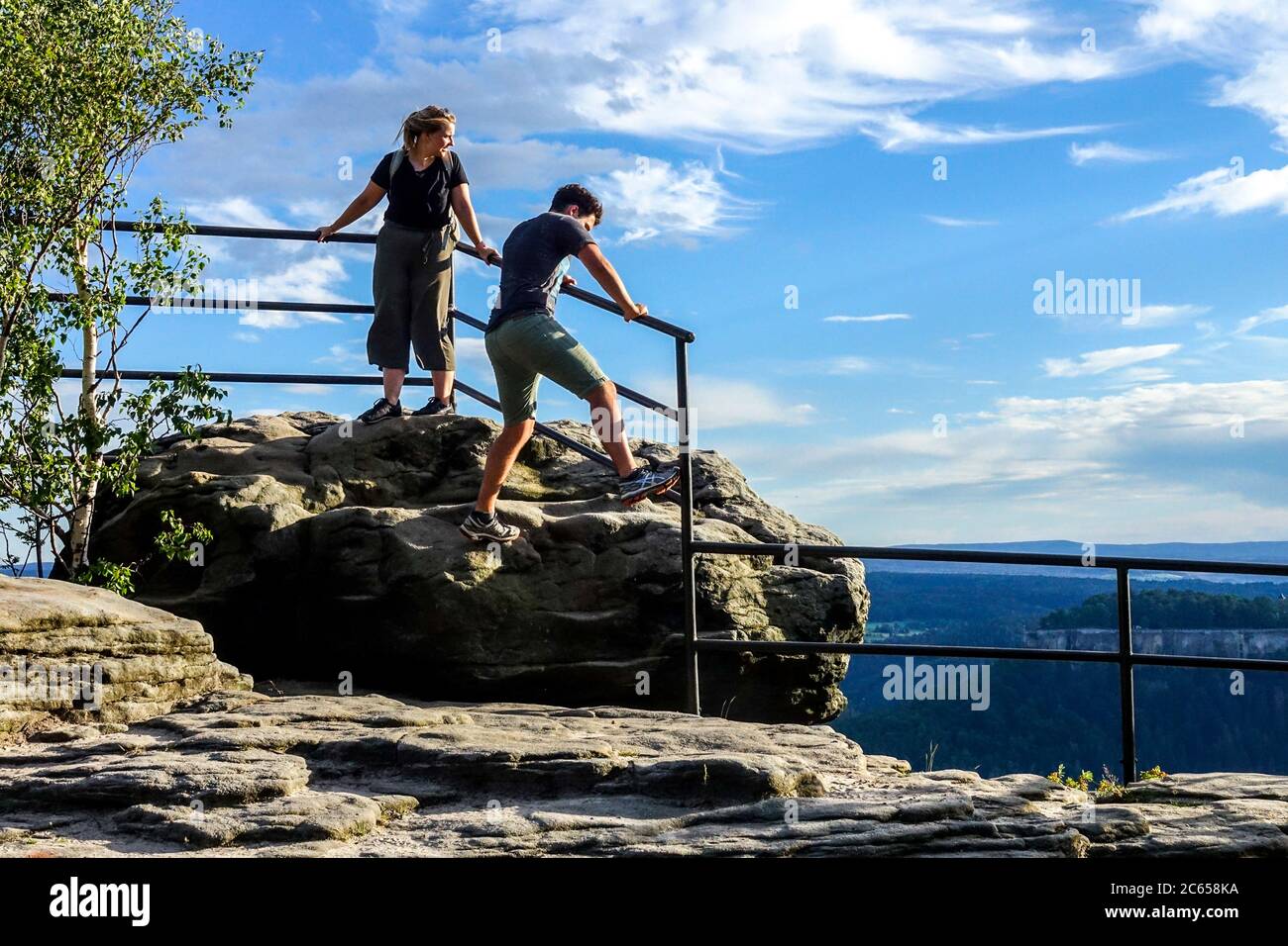 Due giovani escursionisti sulla collina Lilienstein, Saxon Svizzera Parco Nazionale Germania escursioni Foto Stock