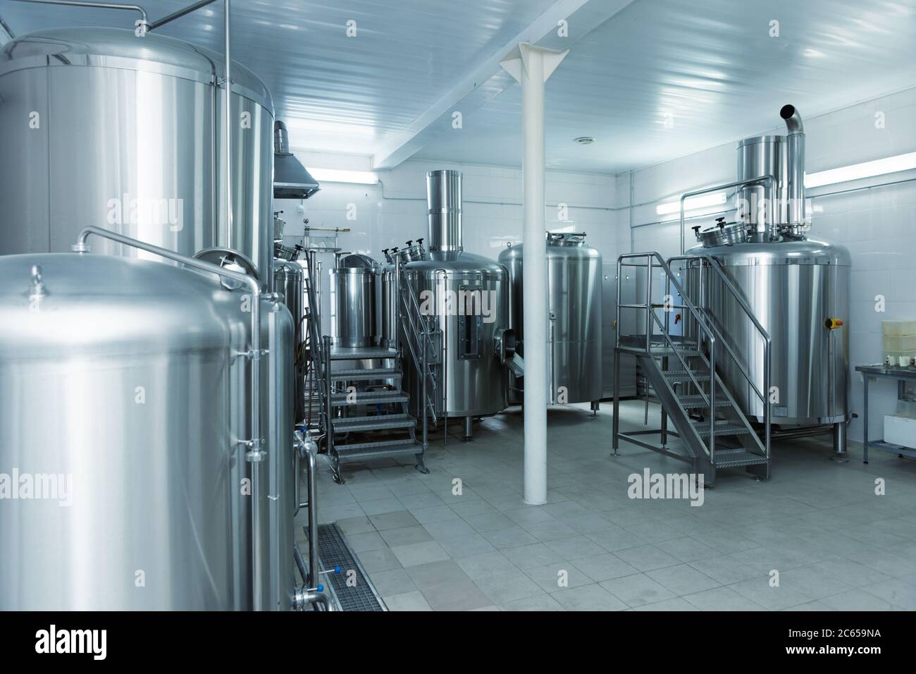 Vasche per la produzione di birra in birreria di piccola capacità, toniche Foto Stock