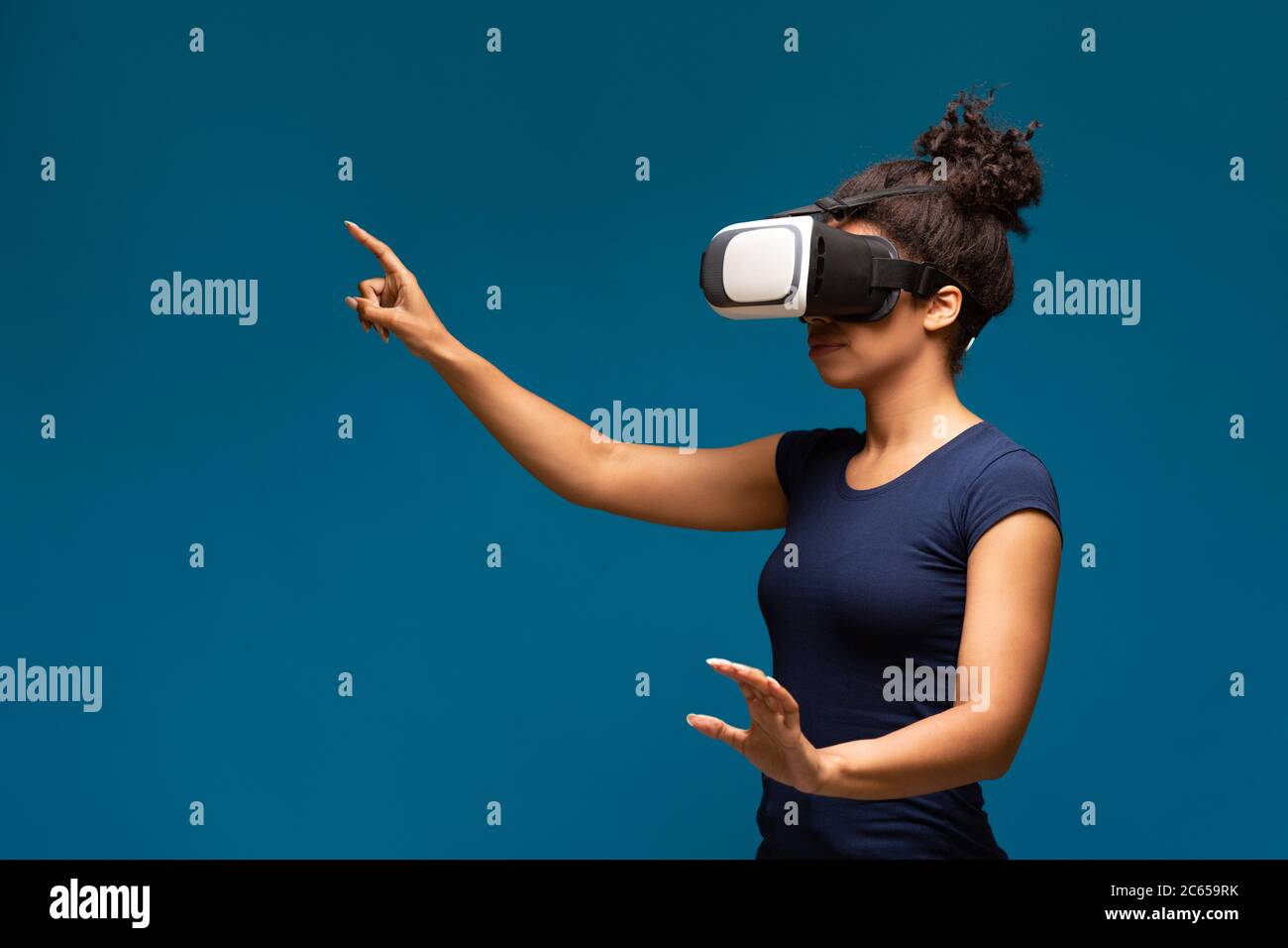Giovane ragazza nera con visore VR, tecnologie innovative Foto Stock