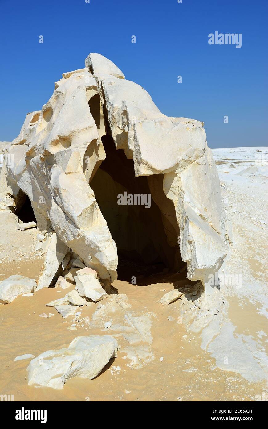 Grotta. La formazione calcarea nel deserto Bianco Occidentale, Sahara, Egitto. Africa Foto Stock