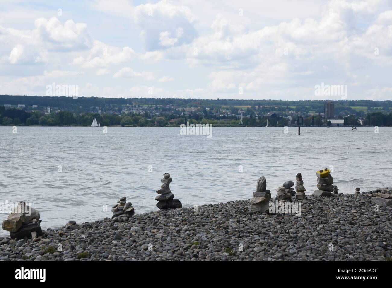 Torri di roccia costruite in pietra si trovano sulla riva del lago di Costanza, Bodensee, ai piedi settentrionali delle Alpi con il fiume Reno. Foto Stock