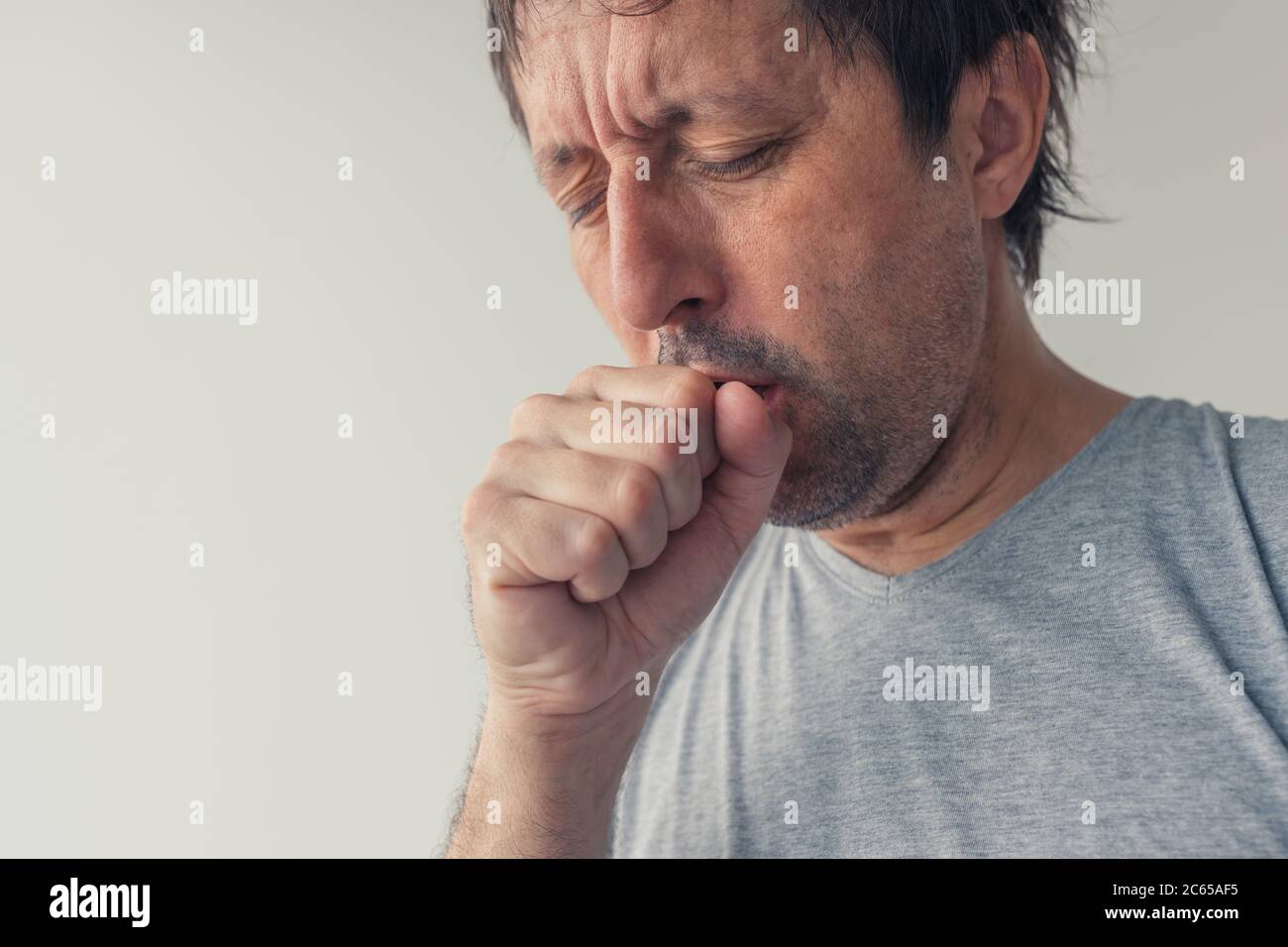 Tosse secca Covid-19 sintomi di infezione virale, uomo caucasico adulto tosse Foto Stock