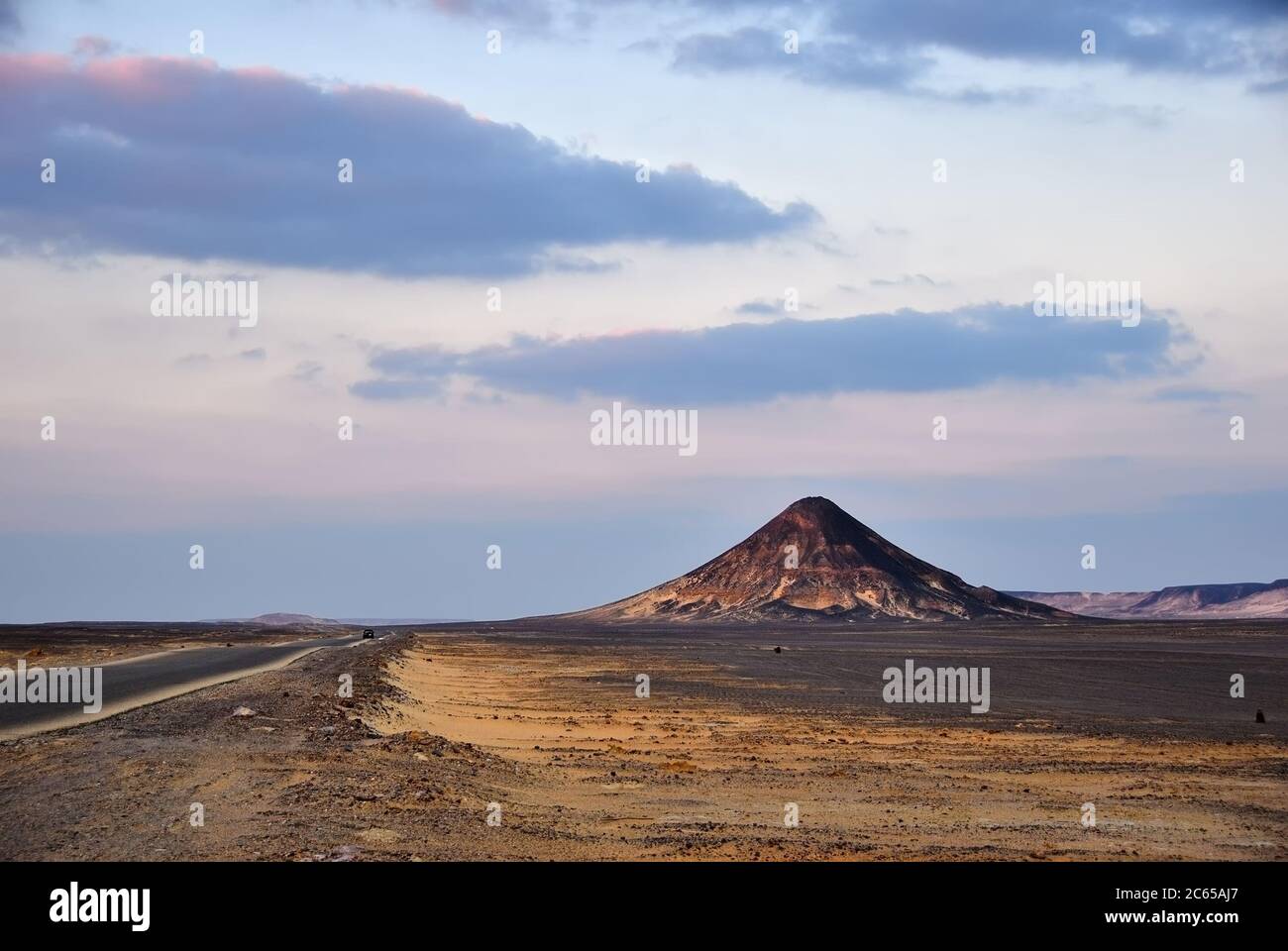 Tar strada nel deserto al tramonto. Il safari estremo nel deserto è una delle principali attrazioni turistiche locali in Egitto Foto Stock