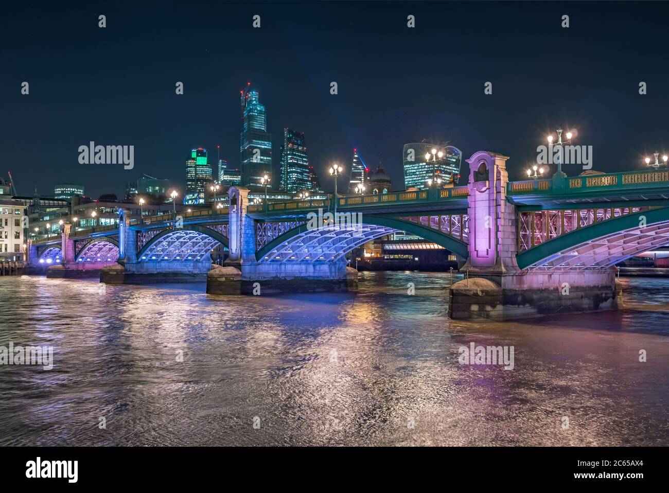 Vista panoramica notturna del Tamigi con ponte Southwark e quartiere finanziario sullo sfondo. Paesaggio Urbano Di Londra, Regno Unito Foto Stock