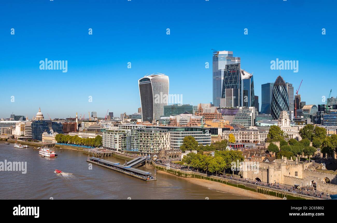 Paesaggio urbano del Tamigi in una giornata di sole con i grattacieli del quartiere finanziario della città e la Torre di Londra. Foto Stock