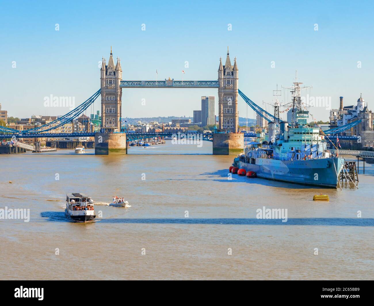 Vista sul ponte della Torre sul Tamigi in una giornata di sole con il museo della nave HMS Belfast Foto Stock