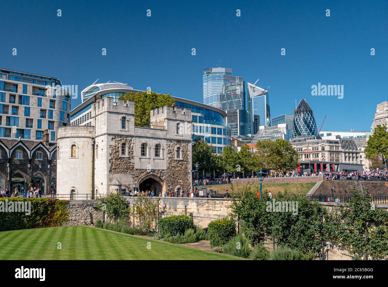 Londra, Regno Unito. Circa Novembre 2019. I turisti che visitano la Torre di Londra in una giornata di sole. Importante edificio parte dello storico Royal Palac Foto Stock