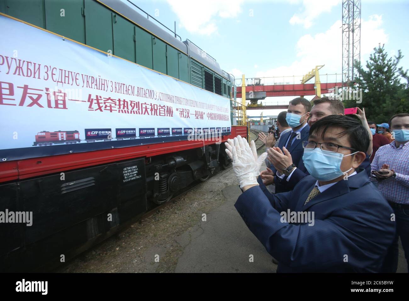 Kiev, Ucraina. 6 luglio 2020. Un treno container proveniente dal Wuhan cinese è accolto al suo arrivo a Kiev, Ucraina, il 6 luglio 2020. Il primo treno diretto per container, che ha lasciato la città centrale cinese di Wuhan il 16 giugno, è arrivato a Kiev lunedì, aprendo nuove opportunità per la cooperazione Cina-Ucraina, ha detto funzionari ucraini. Credit: Sergey Starostenko/Xinhua/Alamy Live News Foto Stock