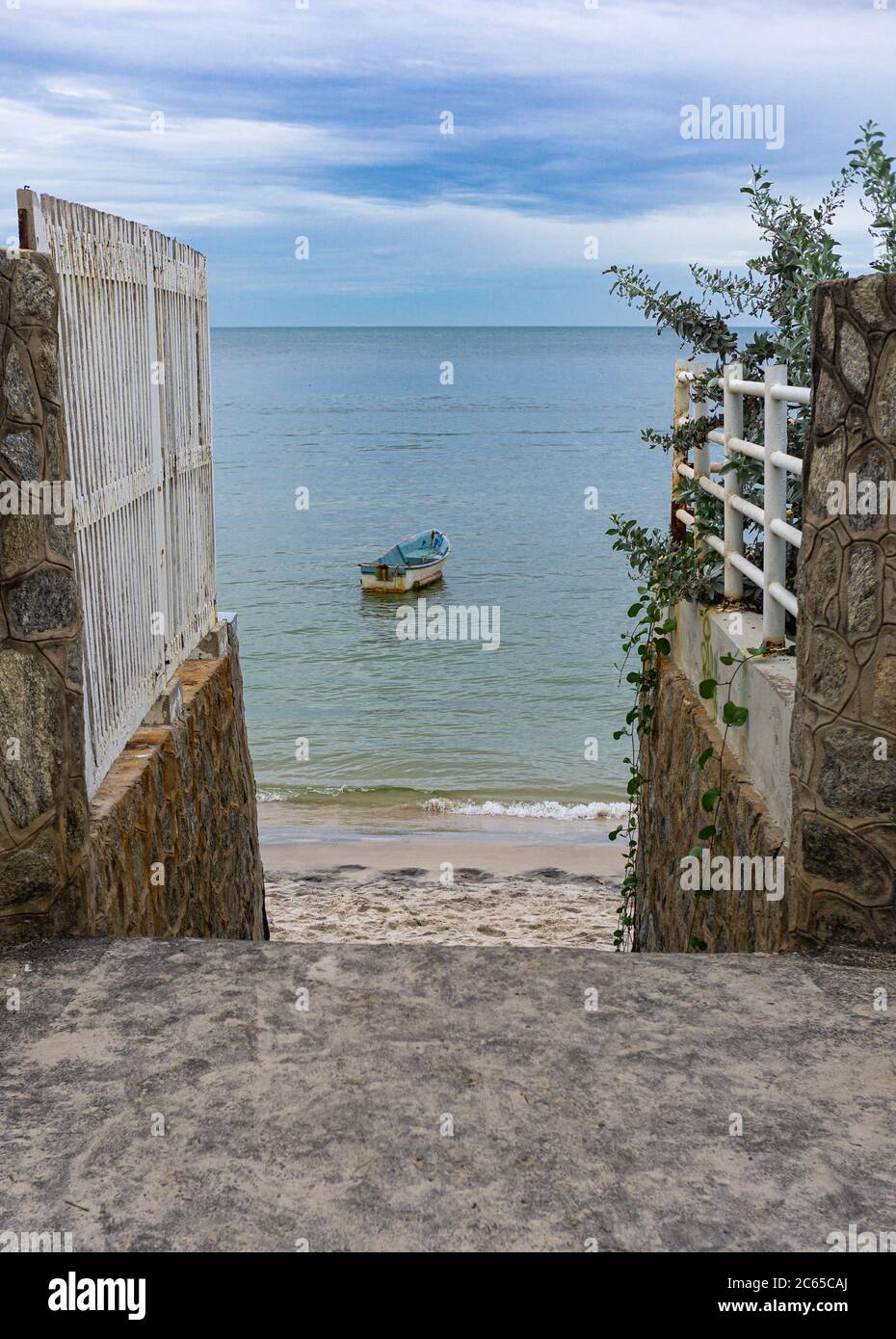 Una barca solitaria al mare, Hua Hin Thailandia Foto Stock