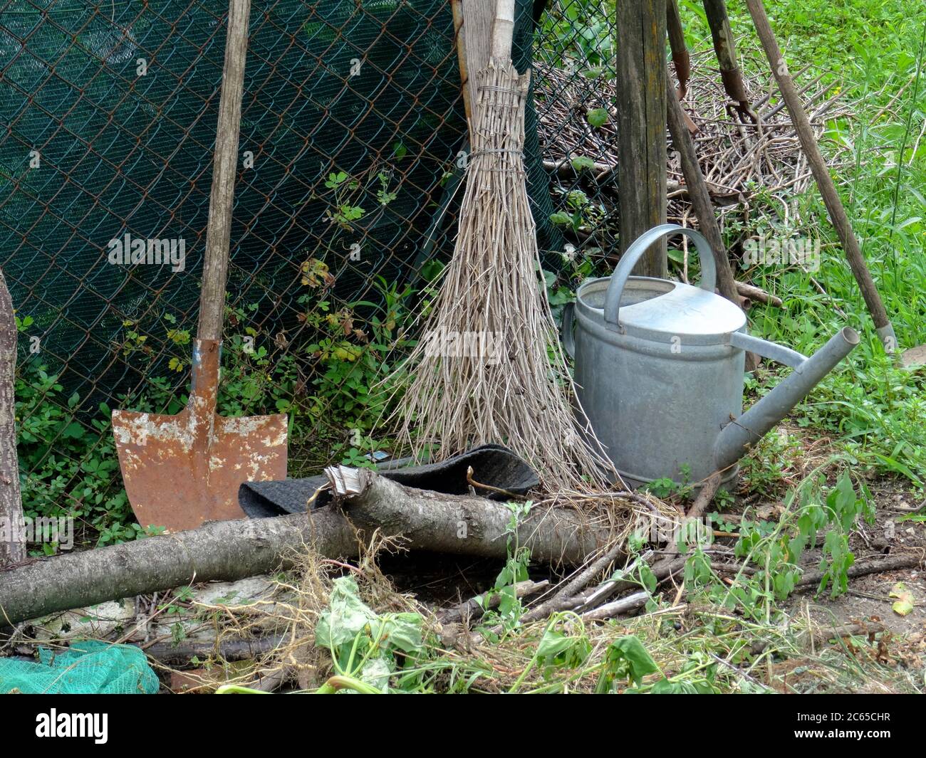 Primo piano immagine di alcuni attrezzi di giardinaggio vecchi e arrugginiti situati in un giardino Foto Stock