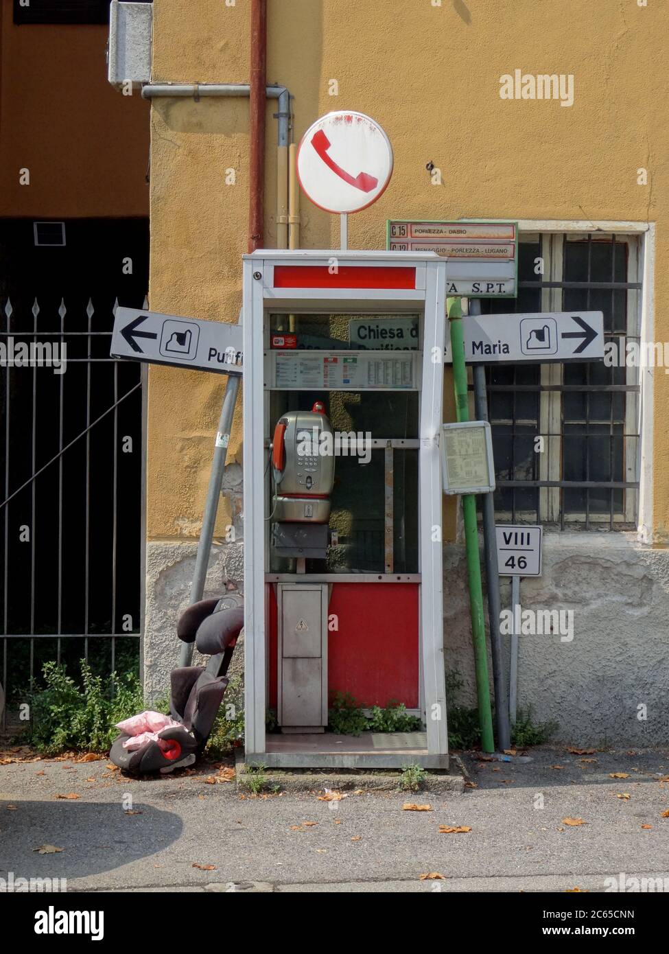 Cima, Como, Italia - 11 Agosto 2019 : veduta di una tipica cabina telefonica italiana catturata nel villaggio di cima, Como Foto Stock