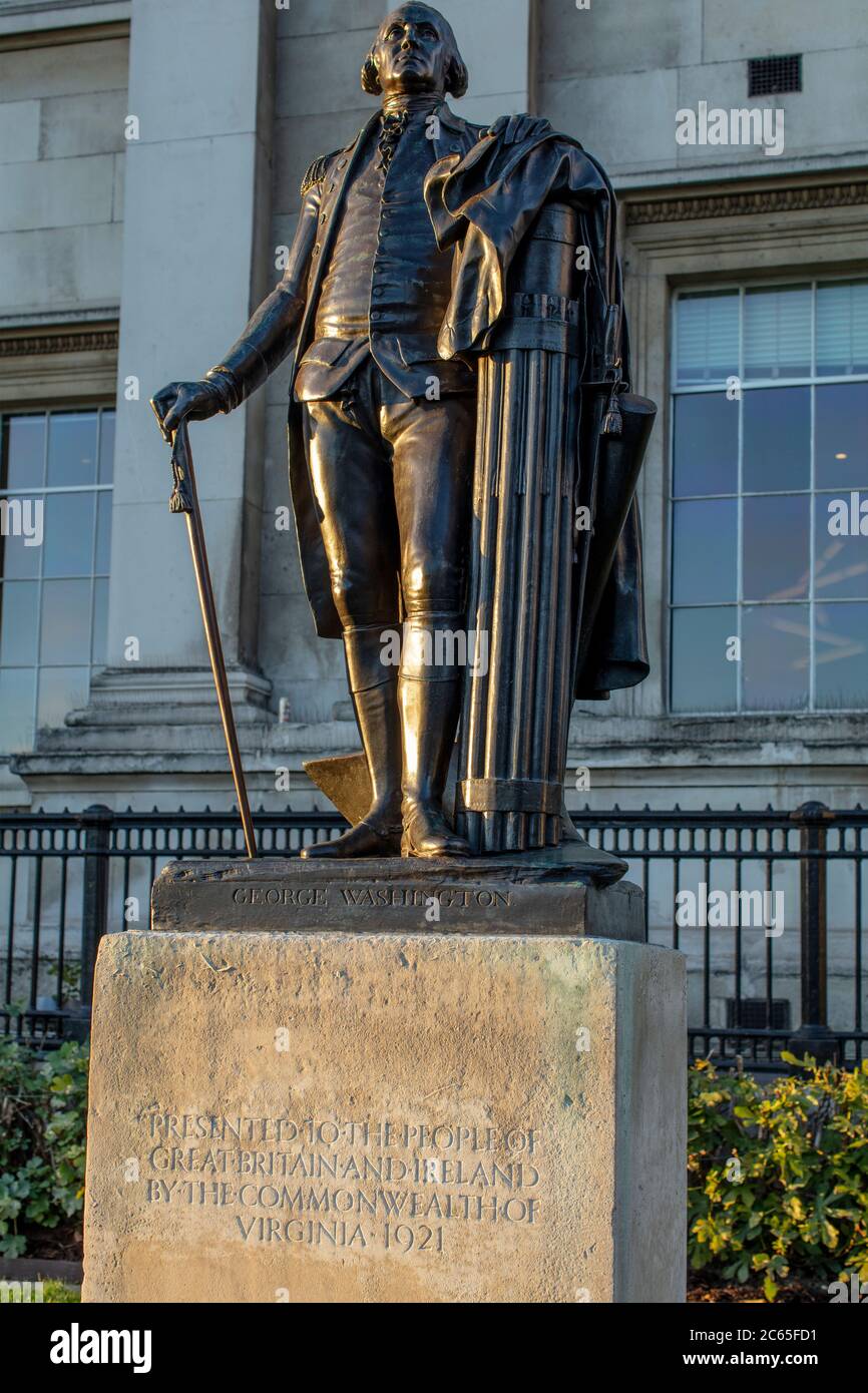 Statua di George Washington in Trafalgar Square, Londra; replica dell'originale di Jean Antoine Houdon, dato dal Commonwealth della Virginia nel 1921 Foto Stock