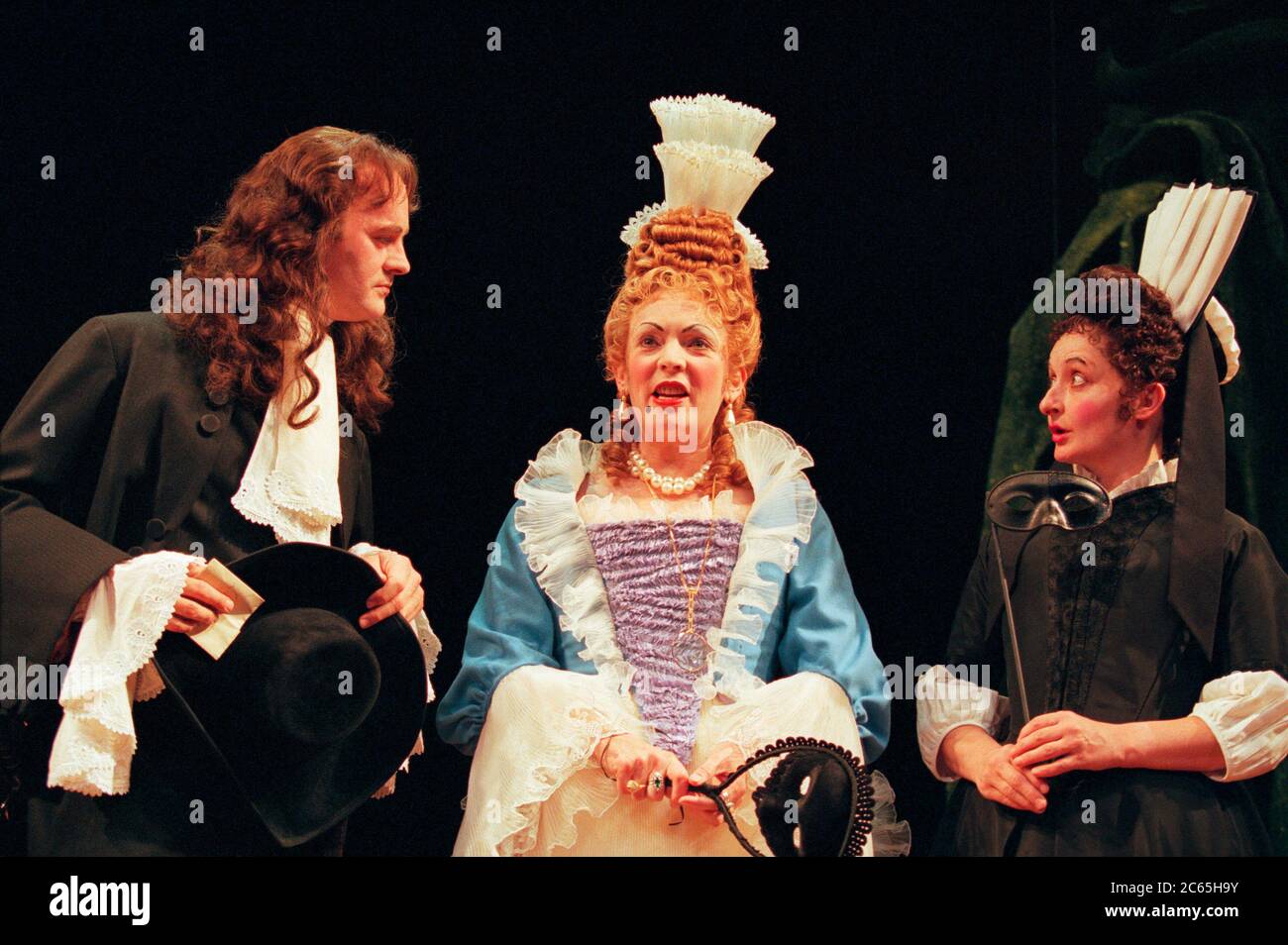 l-r: Tim McInnerny (Heartfree), Alison Steadman (Lady Fancyfull), Janine Duvitski (Madamoiselle) nella MOGLIE di PROVOK di Sir John Vanbrugh all'Old Vic Theatre, Londra SE1 04/07/1997 una Peter Hall Company produzione scenografia: John Gunter costumi: Laura Hopkins illuminazione: Mark Henderson regista: Lindner Poskins Foto Stock