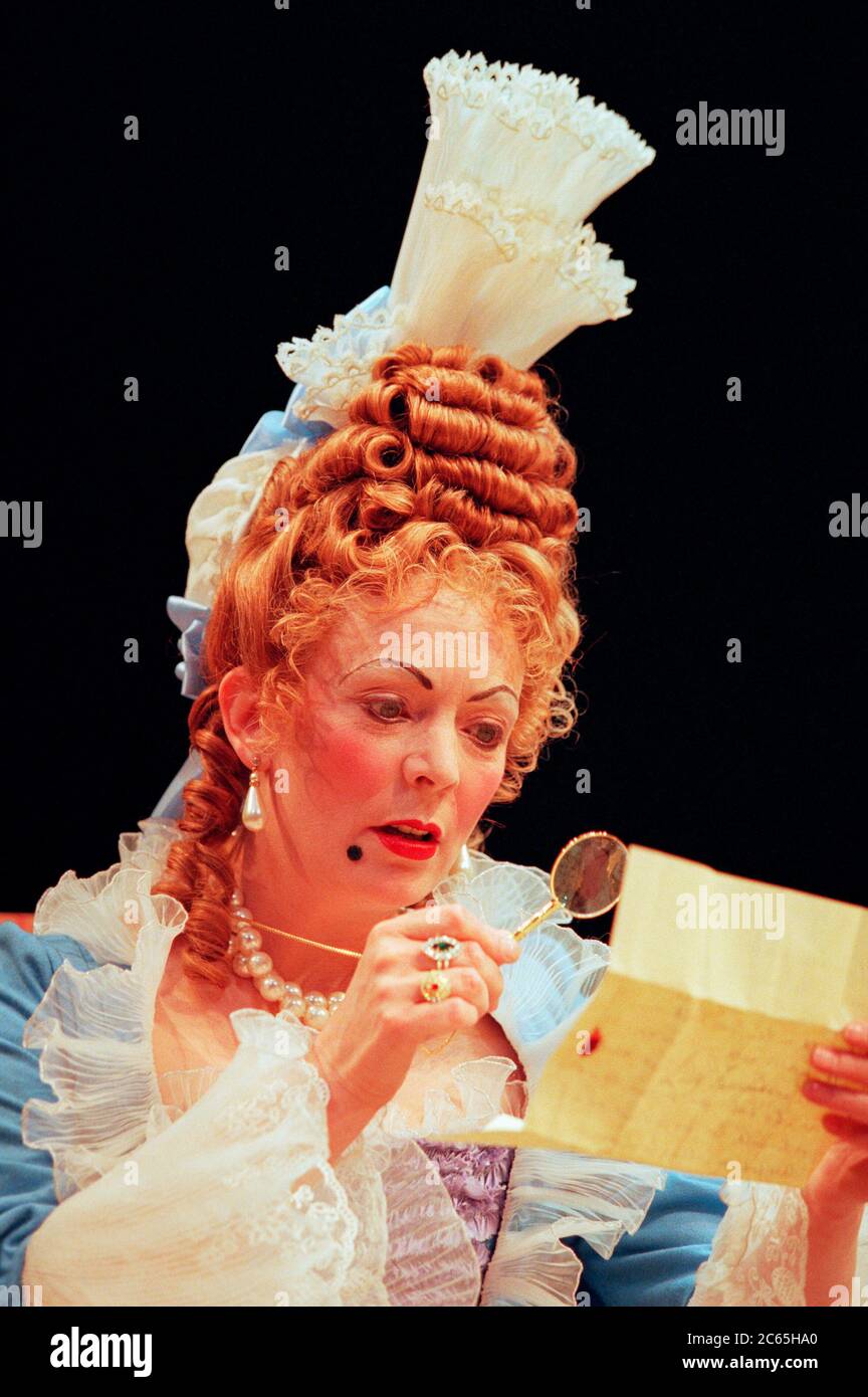 Alison Steadman (Lady Fancyfull) nella MOGLIE PROVOK DI Sir John Vanbrugh al Old Vic Theatre, Londra SE1 04/07/1997 una Peter Hall Company produzione scenografia: John Gunter costumi: Laura Hopkins illuminazione: Mark Henderson regista: Lindsay Posner Foto Stock