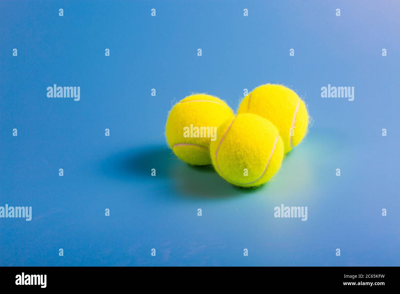 Sfondo blu, primo piano tennis giallo verde Foto Stock