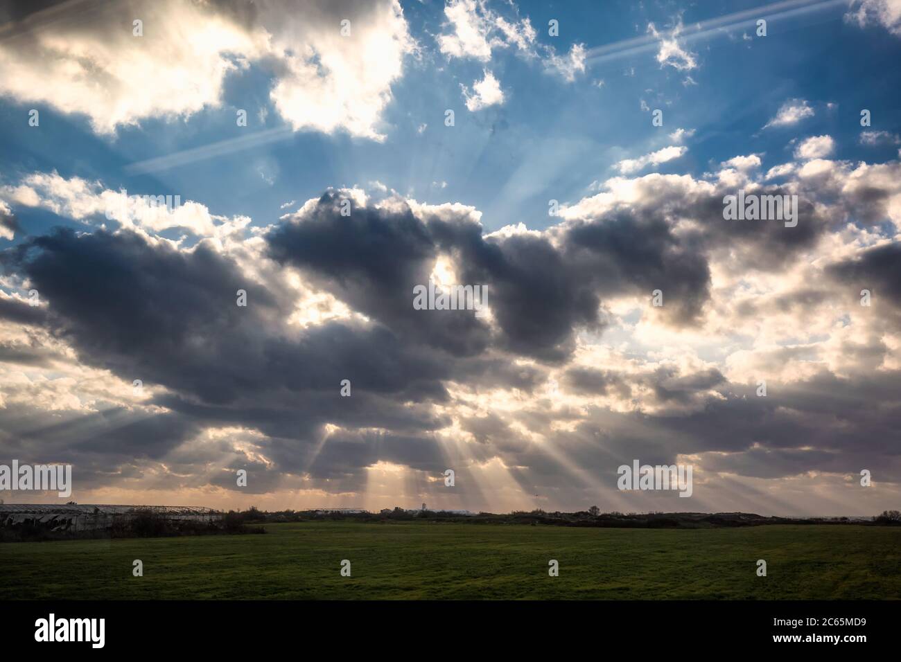 Raggi di luce con cielo nuvoloso a Israele. Foto Stock