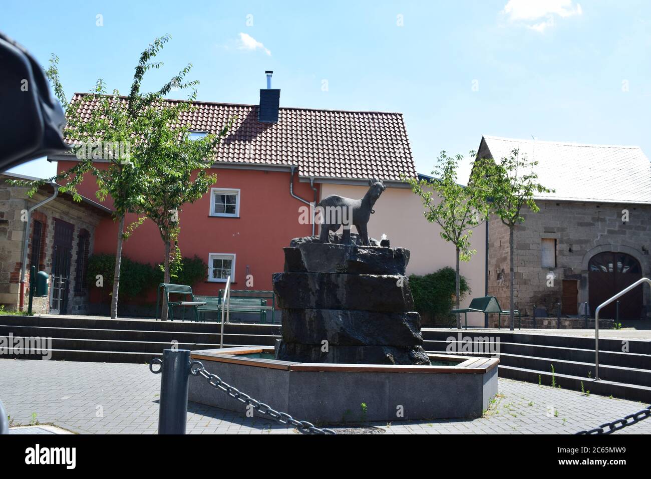 statua di capra come simbolo del villaggio: beller gäs Foto Stock