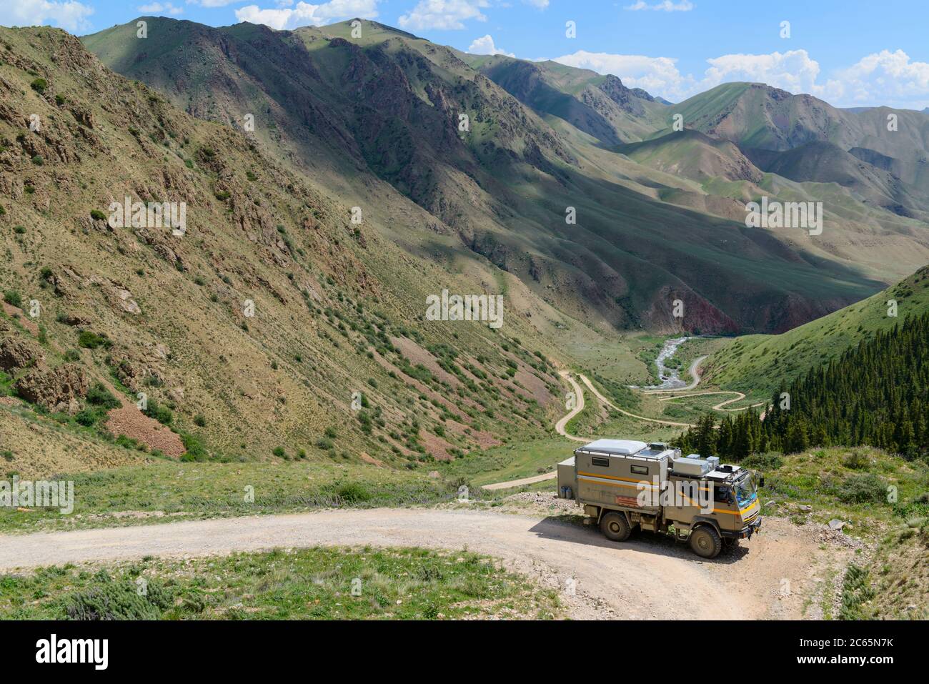 Strada tortuosa che conduce fino all'altopiano del lago Son Kol. Kirghizistan Foto Stock