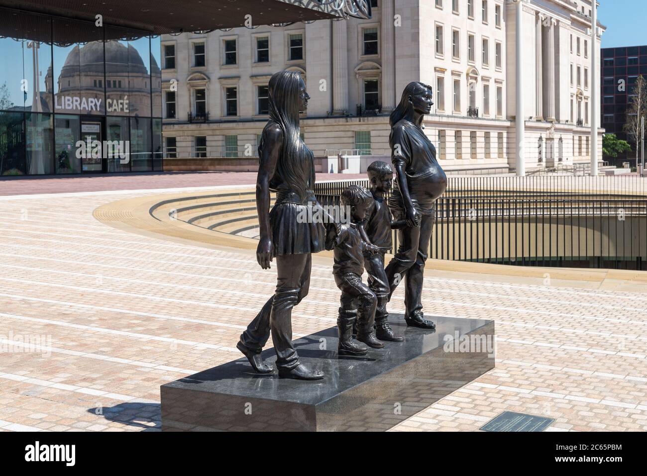 Una vera famiglia di sculture di Birmingham in bronzo di Gillian che indossa in Centenary Square, Birmingham, Regno Unito Foto Stock