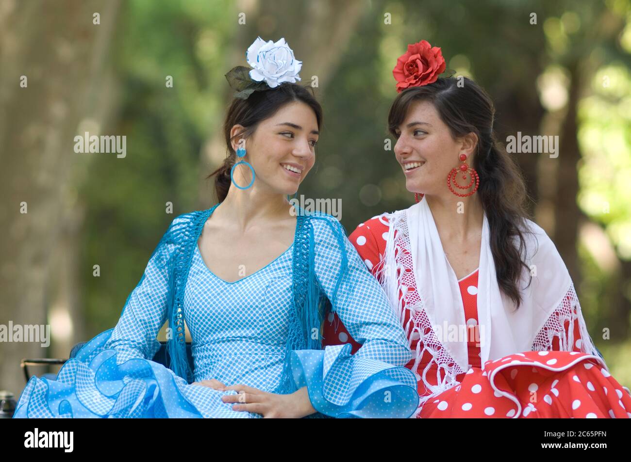 Due sorridenti ballerini di flamenco alla Feria de Abril, Siviglia, Andalucía, Spagna Foto Stock