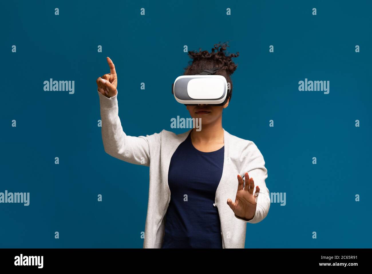 Afro american ragazza in VR visore e esperienza di realtà virtuale Foto Stock