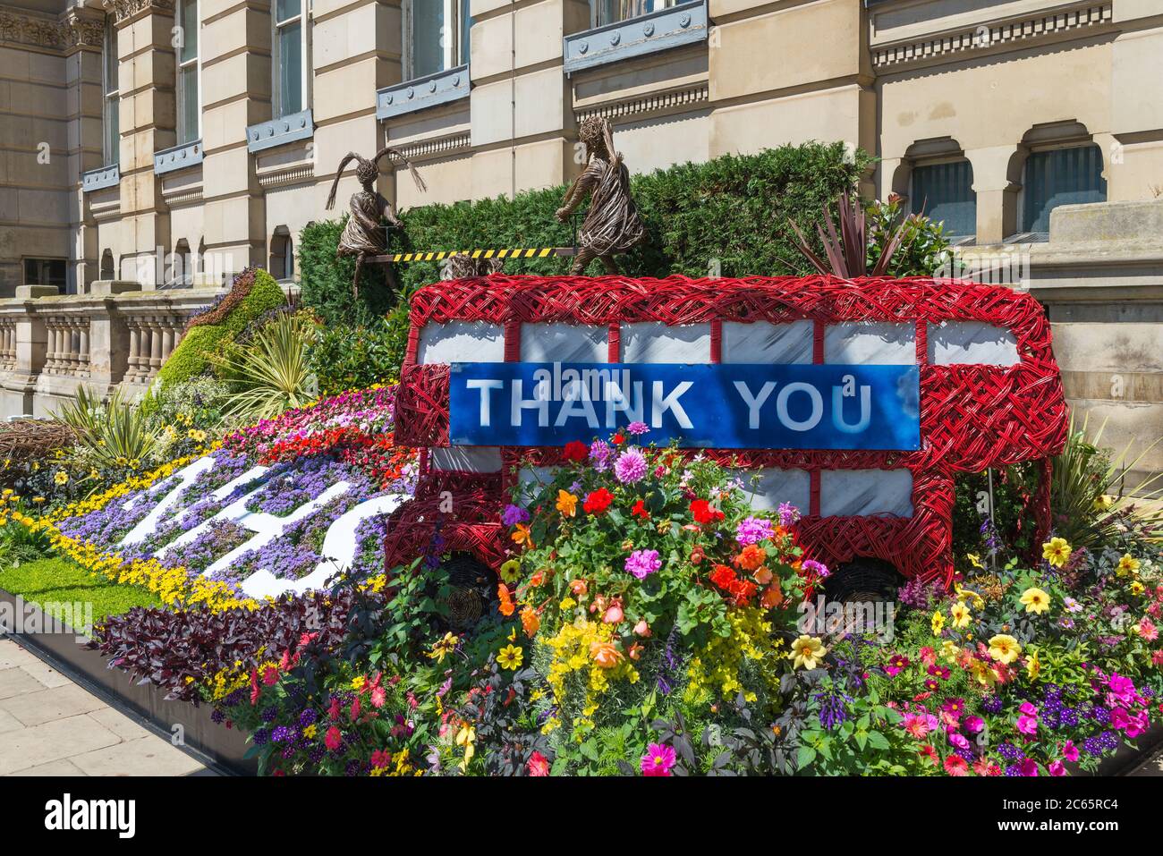 Mostra di fiori a Birmingham dicendo grazie NHS che ha usato le piante Destinato al Chelsea Flower Show del Birmingham Parks Department Foto Stock
